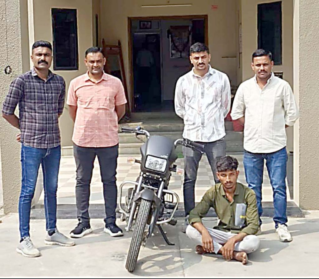 મોટરસાયકલ ચોરને ખેડબ્રહ્મા પોલીસે મુદ્દામાલ સાથે ઝડપ્યો મોટરસાયકલ ચોરને ખેડબ્રહ્મા પોલીસે મુદ્દામાલ સાથે ઝડપ્યો