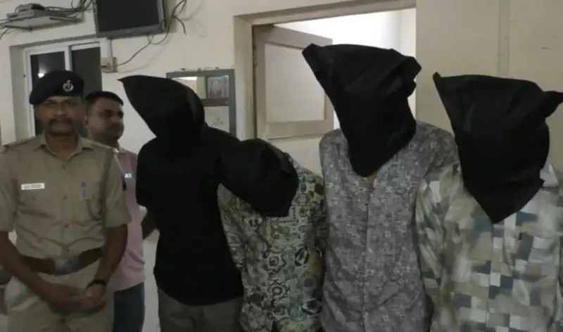 Gujarat gangrape accused arrest: ગેંગરેપના આરોપીઓને પકડવા માટે પોલીસે દરિયામાં કરી કાર્યવાહી Gujarat gangrape accused arrest: ગેંગરેપના આરોપીઓને પકડવા માટે પોલીસે દરિયામાં કરી કાર્યવાહી