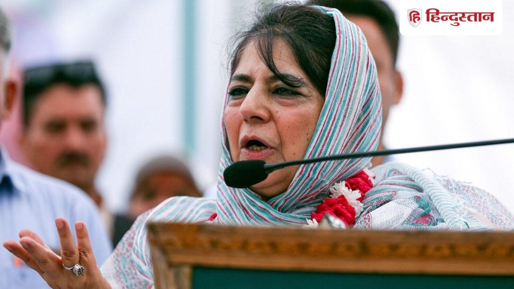 રાષ્ટ્રગીત સમારોહ દરમિયાન લાઇવ બેન્ડ દ્વારા ભજવવામાં આવી હતી. પણ કોઠબાગ … समारोह के दौरान लाइव बैंड द्वारा राष्ट्रगान बजाया गया। लेकिन कोठीबाग...