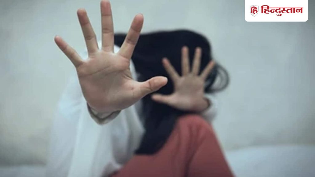पुलिस अधिकारी ने बताया कि छात्रा शुक्रवार रात करीब 8-8.30 बजे अपने दोस्त के...