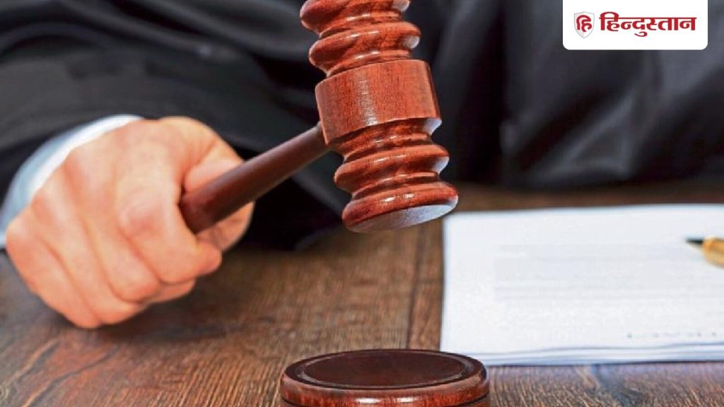 जज सेंथिलकुमार ने तमिलनाडु पुलिस की हाल ही में विजय के कैंपेन बस से...