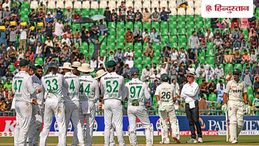 दक्षिण अफ्रीका और पाकिस्तान के बीच चल रहे टेस्ट मैच के दौरान कमेंट्री करते...