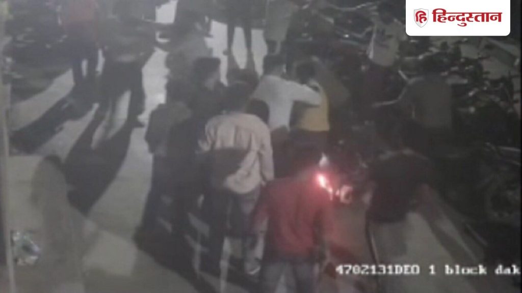 दिल्ली के आंबेडकर नगर इलाके में कथित तौर पर रंगदारी नहीं देने के कारण एक...