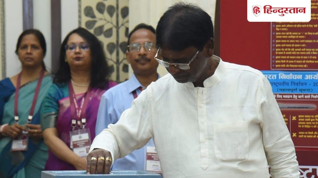 પશ્ચિમ બંગાળના જલપૈગુરીમાં ભારતીય જનતા પાર્ટીના સાંસદ ખાગન મુરમ … पश्चिम बंगाल के जलपाईगुड़ी में भारतीय जनता पार्टी सांसद खागेन मुर्मू...