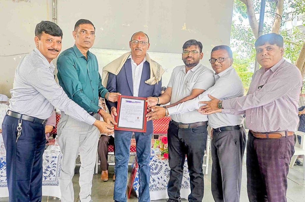 છેલ્લાં 11 વર્ષથી સેવા બજાવી રહેલાં આચાર્ય નિવૃત્ત થતાં વિદાય સમારંભમાં...