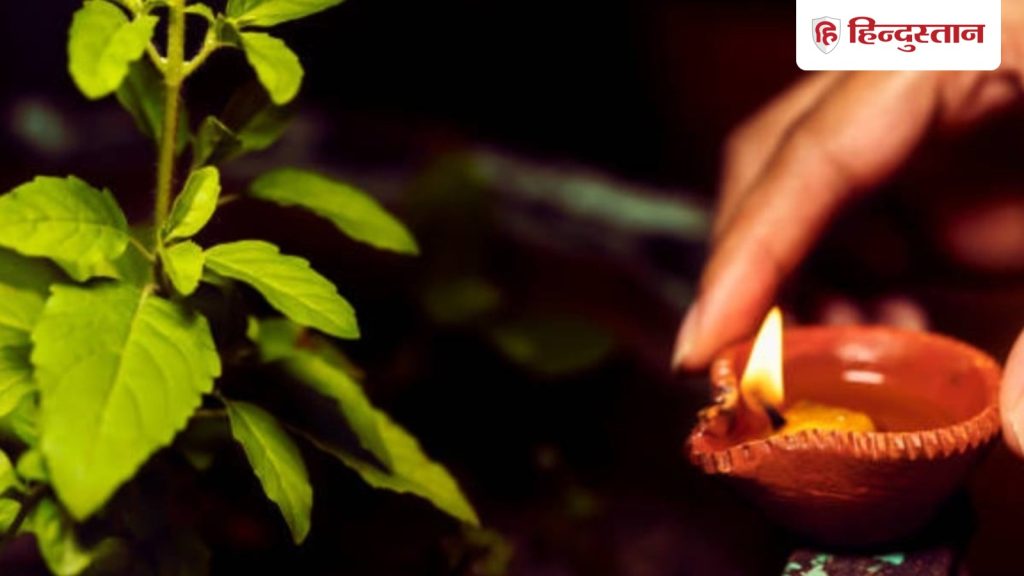 Astro Tips: तुलसी के पास दीपक बुझ जाए, तो क्या है...
