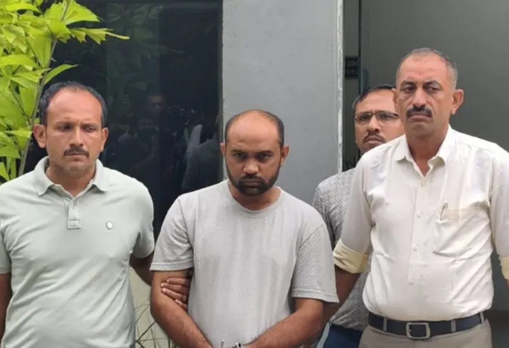 UPના સુલતાનપુરથી ધરપકડ કરવામાં આવી ગાંધીનગરની મહિલા પોલીસકર્મીના...