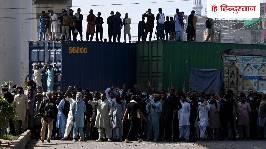 ટી.એલ.પી. વિરોધીઓએ પાકિસ્તાનમાં હંગામો બનાવ્યો છે. વિરોધીઓ … पाकिस्तान में TLP प्रदर्शनकारियों ने बवाल मचा दिया है। प्रदर्शकारियों ने...