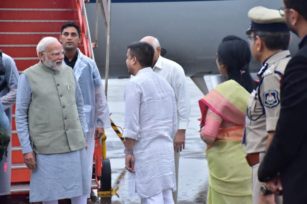 વડોદરા એરપોર્ટ ઉપર વડાપ્રધાનનું ઉષ્માપૂર્ણ સ્વાગત કર્યુ મુખ્યમંત્રીએ