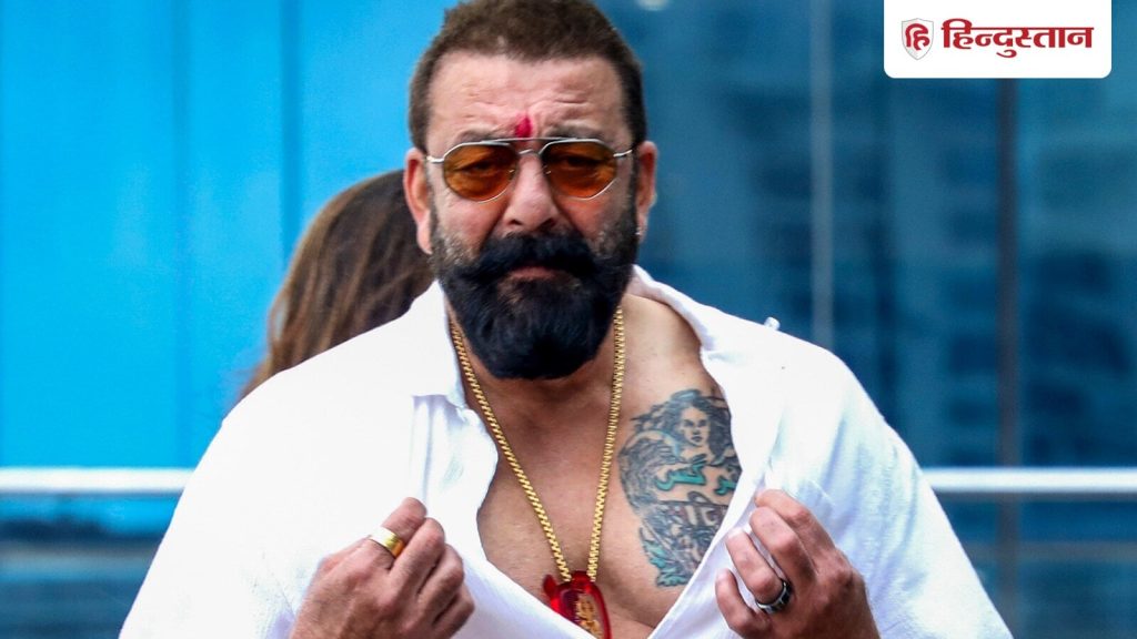 1993 के मुंबई सीरियल ब्लास्ट केस में उन्हें गैरकानूनी हथियार रखने के आरोप...