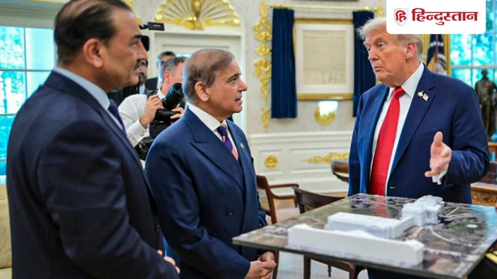पाक के खिलाफ सोशल मीडिया पर गुस्सा भड़का है। यूजर्स ने लिखा कि शहबाज ने...