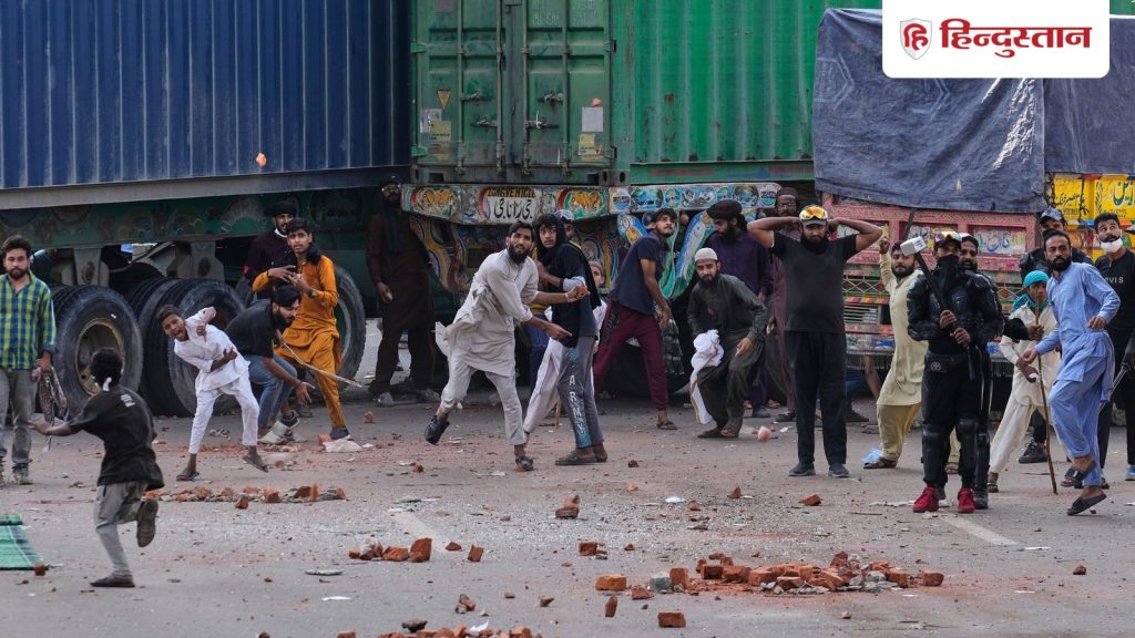 टीएलपी की ओर से 'गाजा मार्च' लाहौर में मुल्तान रोड पर पार्टी मुख्यालय से...