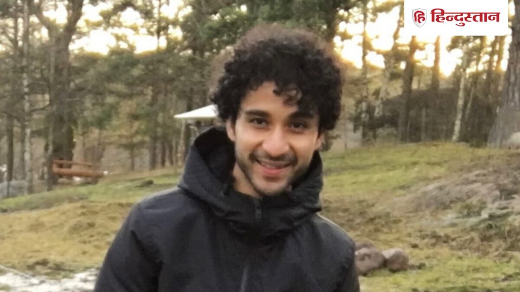 शाहरुख खान के घर मन्नत के बाहर शाहरुख की झलक पाने को हर रोज बड़ी संख्या में...