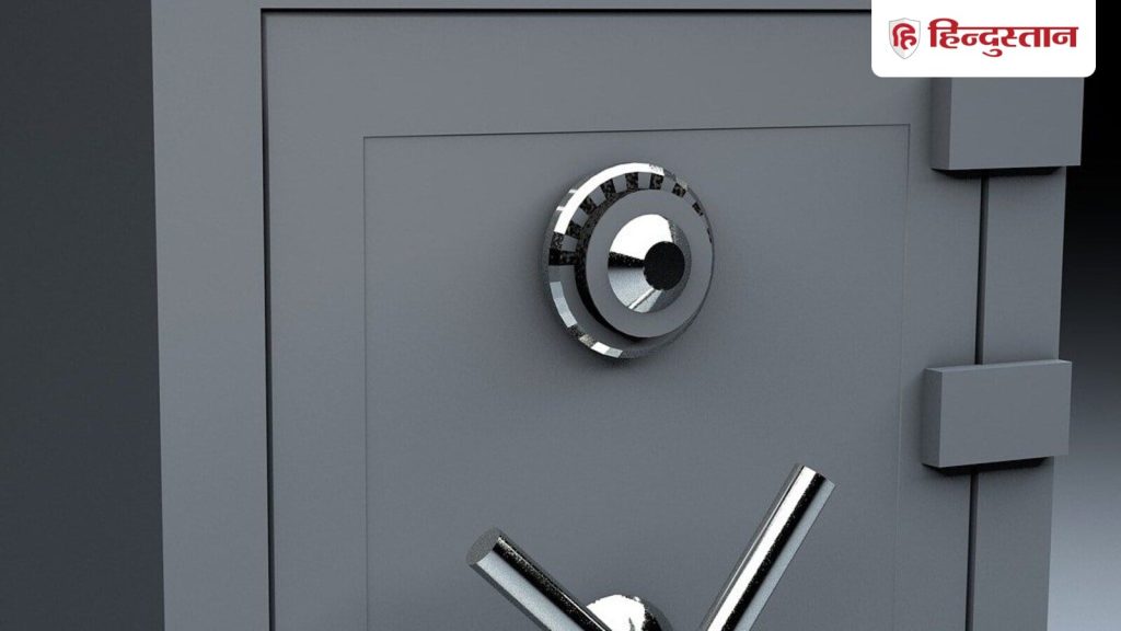 दिवाली से पहले मां लक्ष्मी के स्थायी वास के लिए बहुत उपाय किए जाते हैं।...