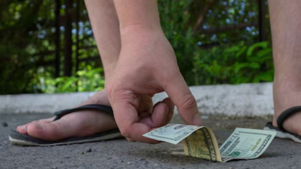 જો તમને રસ્તામાં પૈસા પડેલા જોવા મળે અને તમે તેને તમારી પાસે રાખવા માંગતા નથી, તો તેને મંદિરમાં દાન કરો અથવા કોઈ જરૂરિયાતમંદને આપો. જો તમને રસ્તા પર કોઈ સિક્કો પડેલો જોવા મળે છે, તો તેનો અર્થ એ છે કે તમે ટૂંક સમયમાં કોઈ નવું કાર્ય શરૂ કરશો અને તે તમને સફળતા અને સંપત્તિ બંને લાવશે.