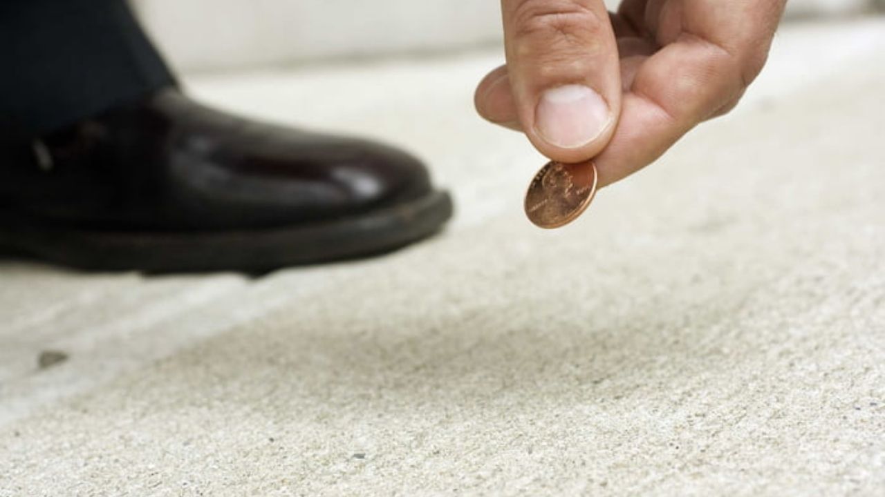 જો તમને રસ્તા પર કોઈ નોટ અથવા સિક્કો પડેલો જોવા મળે તો તેને તરત જ ઉપાડવો જોઈએ. આ તમારા ભવિષ્ય માટે સારો સંકેત છે. તેનો અર્થ એ છે કે ભગવાન તમારી સાથે છે અને તમને તેમના આશીર્વાદ મળી રહ્યા છે. આ નોટ કે સિક્કો બીજા કોઈને દાનમાં ન આપો. તેને તમારા વોલેટ અથવા પર્સમાં અલગ રાખો જેથી કરીને તે આકસ્મિક રીતે ખર્ચાઈ ન જાય.