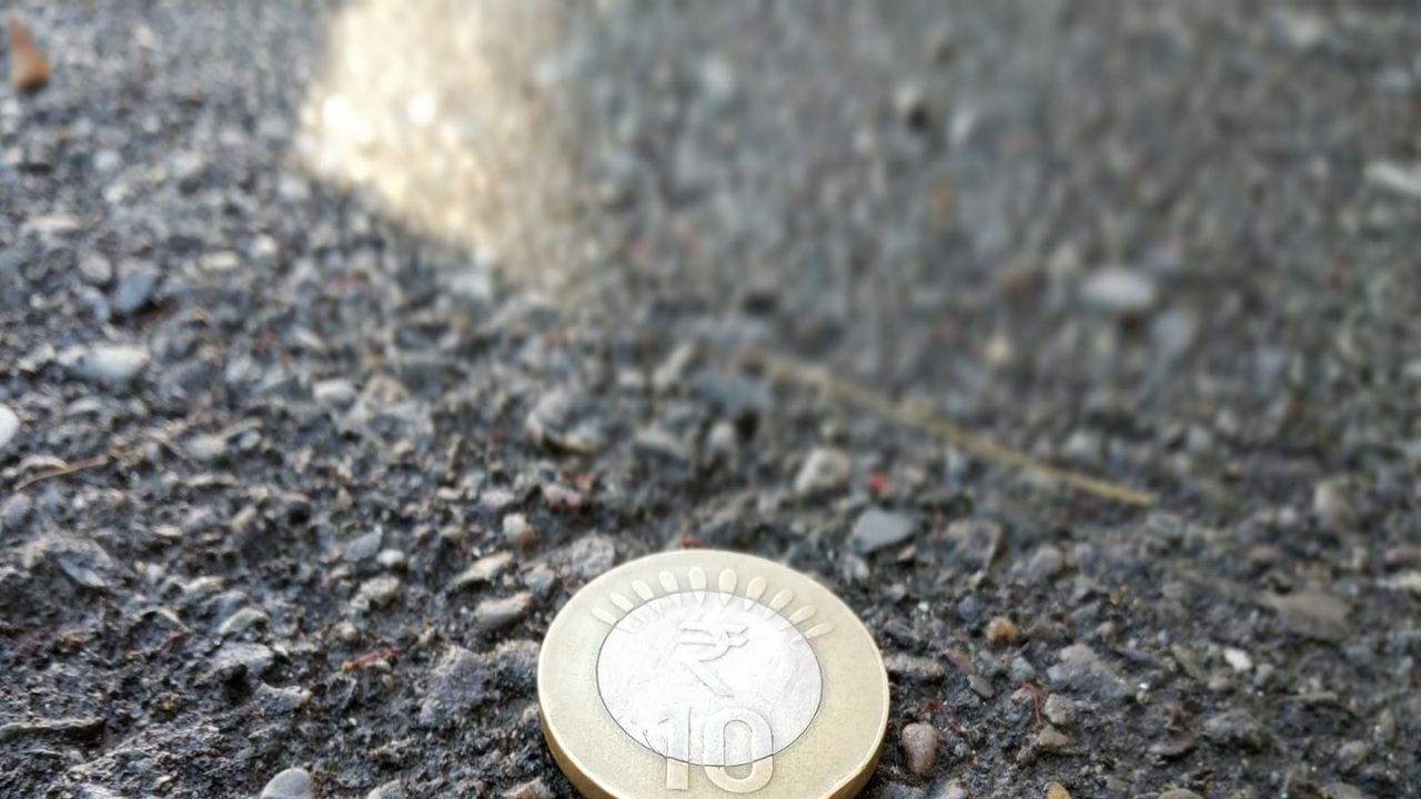 જો તમને રસ્તા પર એક રૂપિયા, પાંચ રૂપિયા કે દસ રૂપિયાનો સિક્કો જોવા મળે તો તેને ઉર્જા અને દૈવી શક્તિનું પ્રતિક માની લો. સિક્કા ધાતુના બનેલા છે અને ધાતુ દૈવી શક્તિનું પ્રતીક છે. તેથી જો તમને સિક્કો મળે તો સમજી લેવું કે દેવીની કૃપા તમારા પર છે.