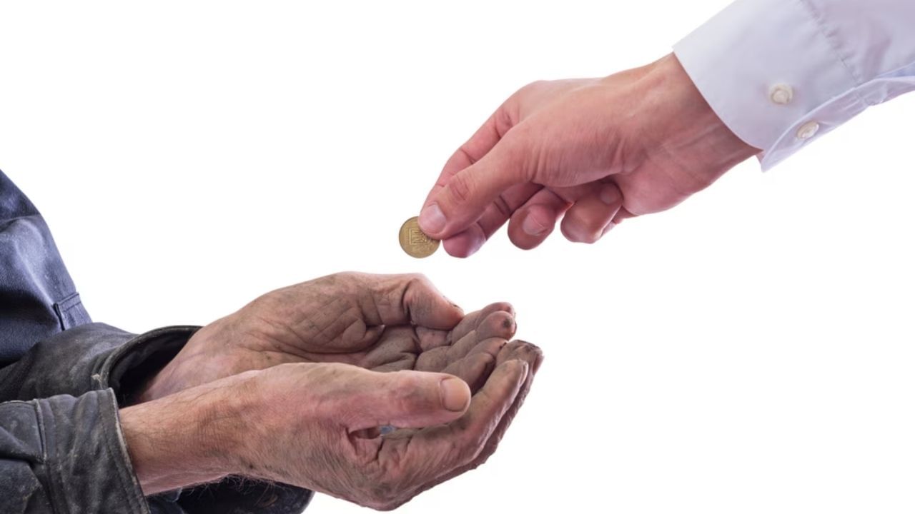 વધુમાં, વાસ્તુશાસ્ત્ર અનુસાર, જો તમે કોઈ મહત્વપૂર્ણ કામ માટે ક્યાંક મુસાફરી કરી રહ્યા છો અને તમને રસ્તા પર કોઈ સિક્કો અથવા નોટ પડેલી જોવા મળે છે, તો તે સંકેત છે કે તમને તમારા પ્રયત્નોમાં ચોક્કસપણે સફળતા મળશે. જો તમે કામ પરથી ઘરે પાછા ફરી રહ્યા છો અને તમને રસ્તા પર પૈસા પડેલા જોવા મળે છે, તો તે સંકેત છે કે તમને જલ્દી જ આર્થિક લાભ મળવાના છે.