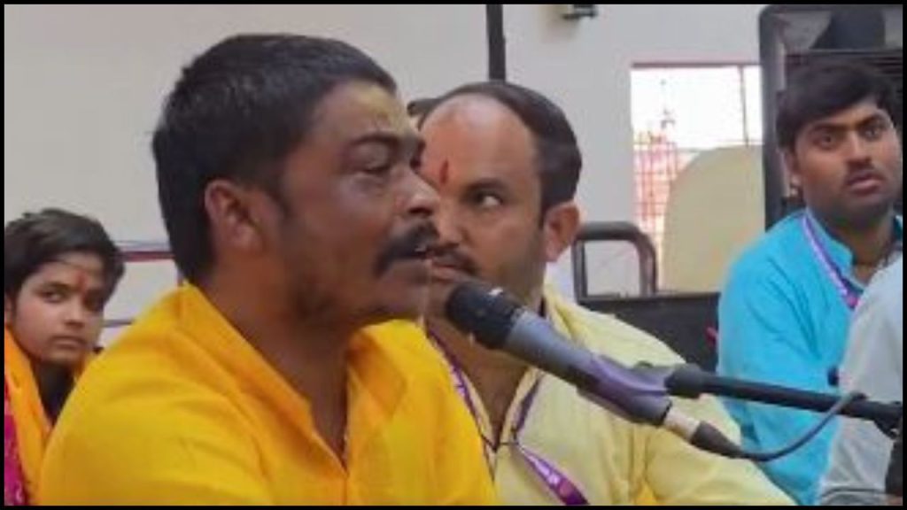 અમિત ધુર્વ સિંગર: ખારગોનની આદિવાસી ગાયક અમિત ધર્વેની કિસા કિસ્સત બાગશ્વર ધામના મંચ પર … Amit Dhurve Singer: खरगोन के आदिवासी गायक अमित धुर्वे की किस्मत बागेश्वर धाम के मंच पर...