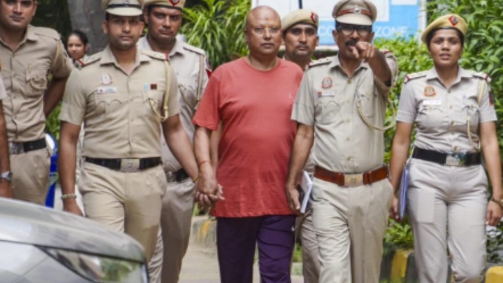 आगरा के ताजगंज इलाके में जिस होटल से चैतन्यानंद को गिरफ्तार किया गया, वहां...