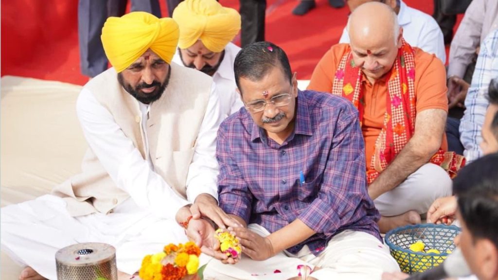 पंजाब के मुख्यमंत्री भगवंत सिंह मान और 'आप' के राष्ट्रीय संयोजक अरविंद...