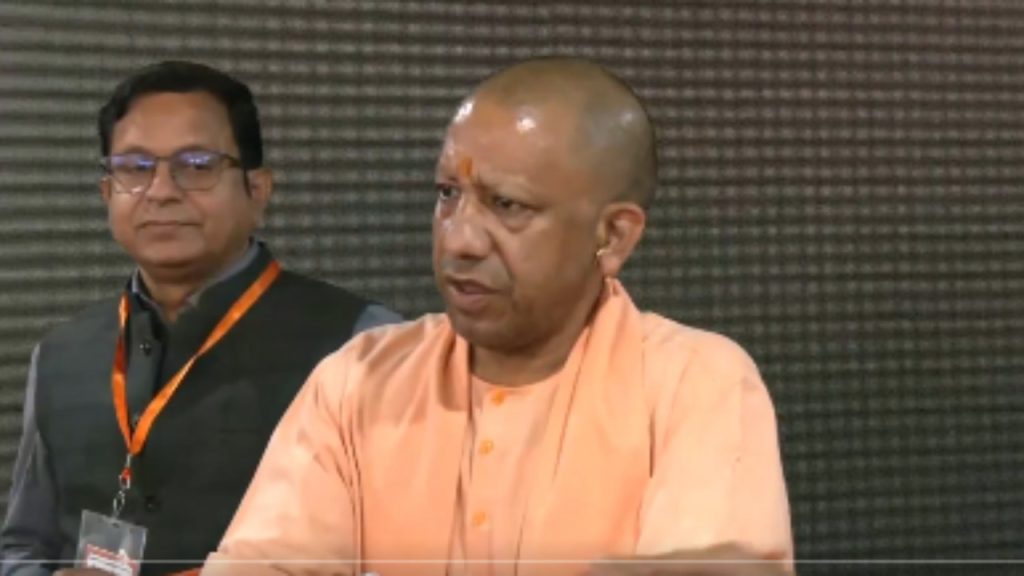 International Kaleen Mela Bhadohi : सीएम योगी ने कहा कि 11 वर्ष पहले कार्पेट उद्योग बंदी के कगार पर...