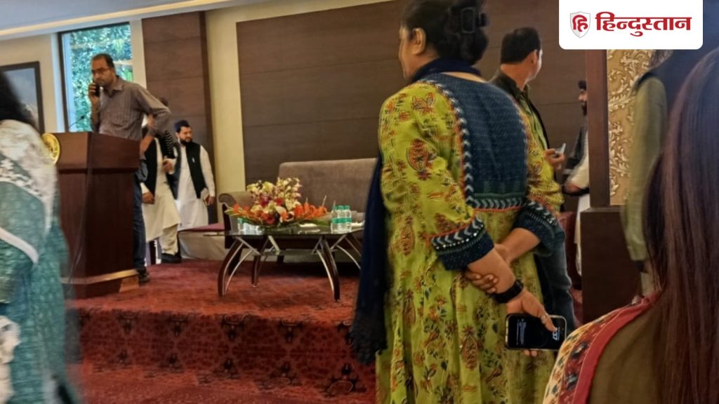 महिला पत्रकारों के शामिल होने पर कथित प्रतिबंध के विवाद के बाद तालिबानी...
