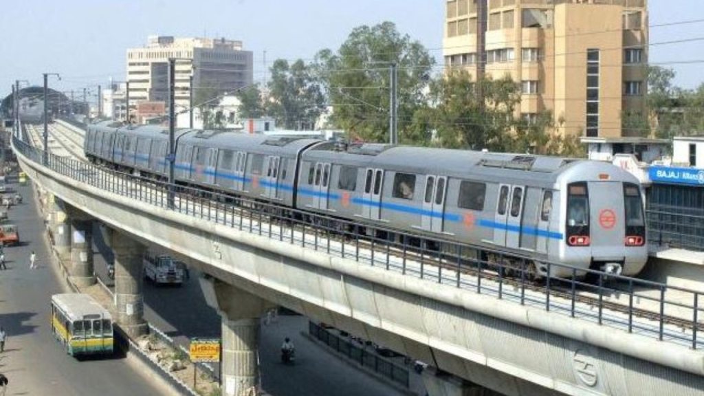 छठ पूजा की छुट्टियों के बाद राजधानी लौट रहे यात्रियों की सुविधा के लिए...