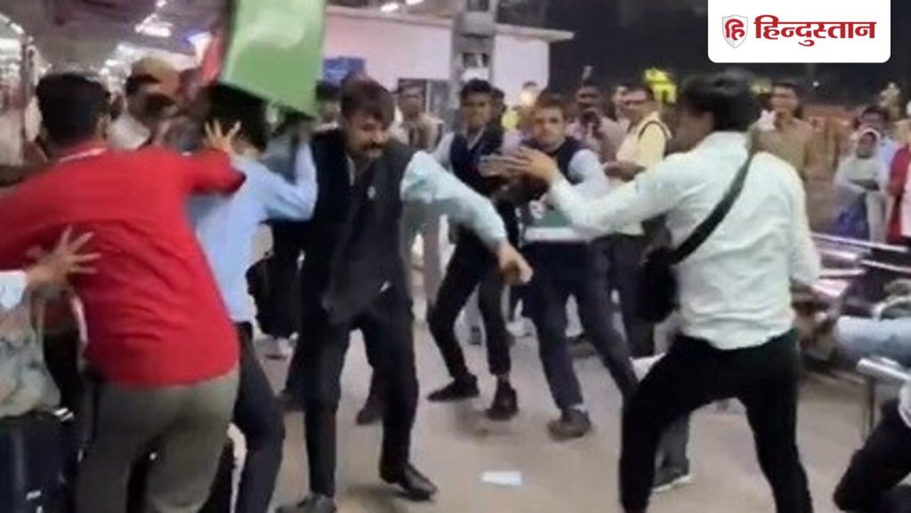 પહેલા ડસ્ટબિનથી હુમલો, પછી પટ્ટો; વંદે ભારતના પેન્ટ્રી કામદારો વચ્ચે જોરદાર લડાઈ… पहले कूड़ेदान से अटैक, फिर चली बेल्ट; वंदे भारत के पैंट्री कर्मियों में तगड़ी फाइट-...