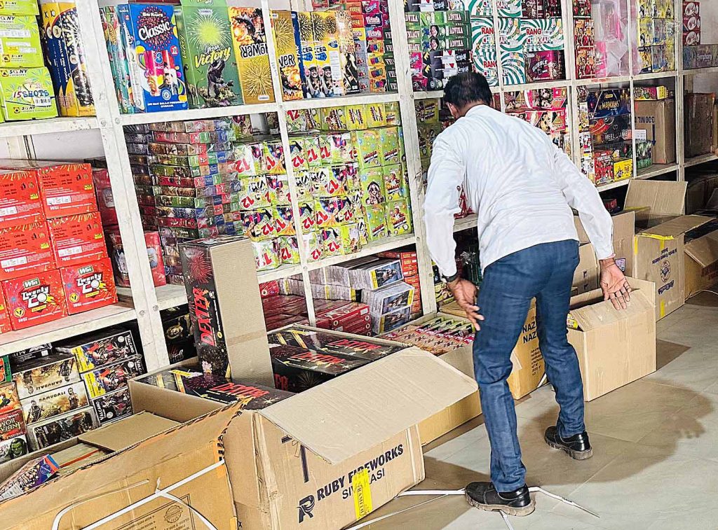 પૂર્વ BJP પ્રમુખ અને પોલીસ વચ્ચે બિન-અધિકૃત ફટાકડા વેચાણ મુદ્દે રકઝક પૂર્વ BJP પ્રમુખ અને પોલીસ વચ્ચે બિન-અધિકૃત ફટાકડા વેચાણ મુદ્દે રકઝક