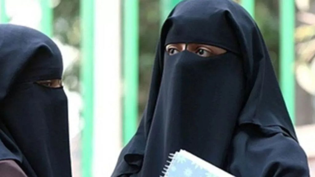 Hijab Row In Kerala: केरल के कोच्चि में सेंट रीटा पब्लिक स्कूल में हिजाब को लेकर विवाद...
