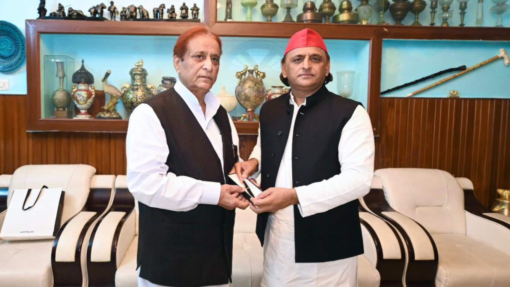 अखिलेश यादव ने की आजम खान से मुलाकात, कहा- वे पार्टी की धड़कन हैं