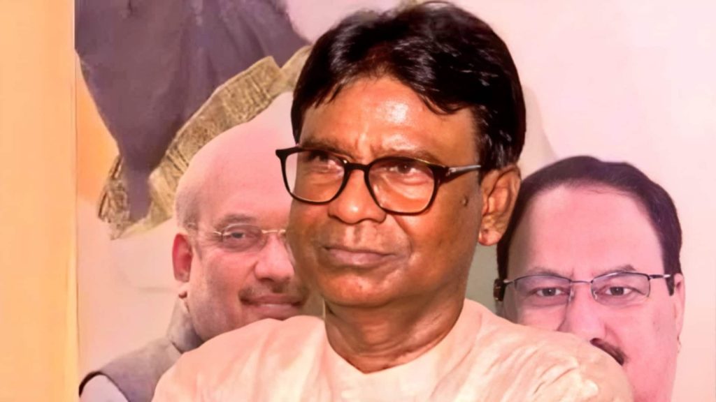 પશ્ચિમ બંગાળ: જલ્પાઇગુરી ભીડમાં પૂર અસરગ્રસ્ત વિસ્તારમાં ભાજપના સાંસદ … पश्चिम बंगाल: जलपाईगुड़ी में बाढ़ प्रभावित इलाके में भाजपा सांसद पर भीड़ ने हमला किया