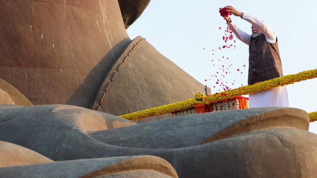 'स्टैच्यू ऑफ यूनिटी' पहुंचे प्रधानमंत्री नरेंद्र मोदी, 150वीं जयंती पर सरदार पटेल को दी श्रद्धांजलि