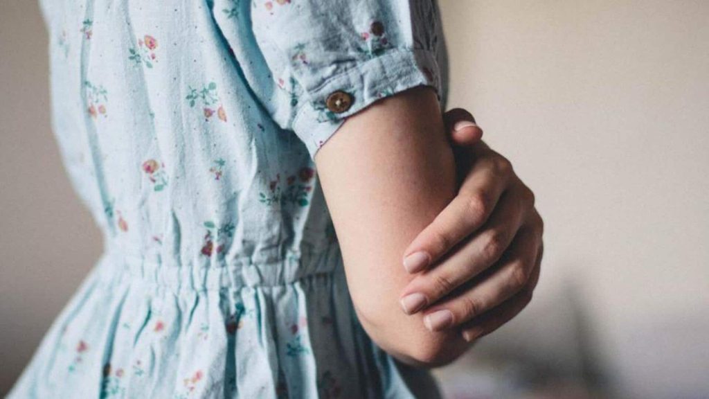 कोहनी के कालेपन से छुटकारा चाहते हैं? आजमाएं ये 5 घरेलू नुस्खे