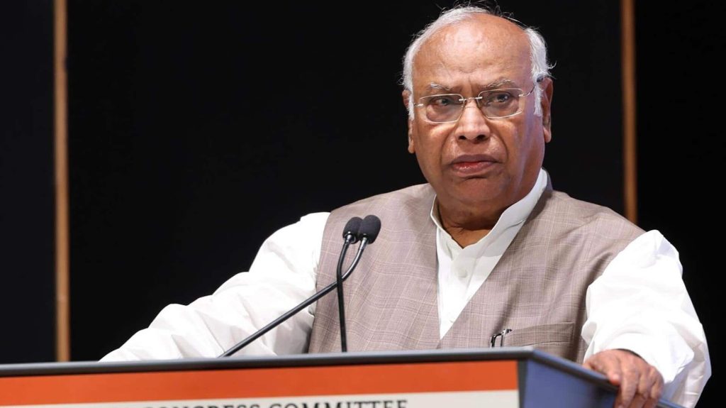 कांग्रेस अध्यक्ष मल्लिकार्जुन खड़गे की तबीयत अचानक बिगड़ी, बेंगलुरु के अस्पताल में भर्ती