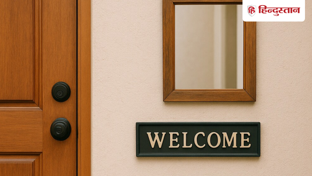 वास्तु शास्त्र: घर के मुख्य द्वार पर क्यों लगाना चाहिए शीशा? मिलेंगे 2 चौंकाने वाले...