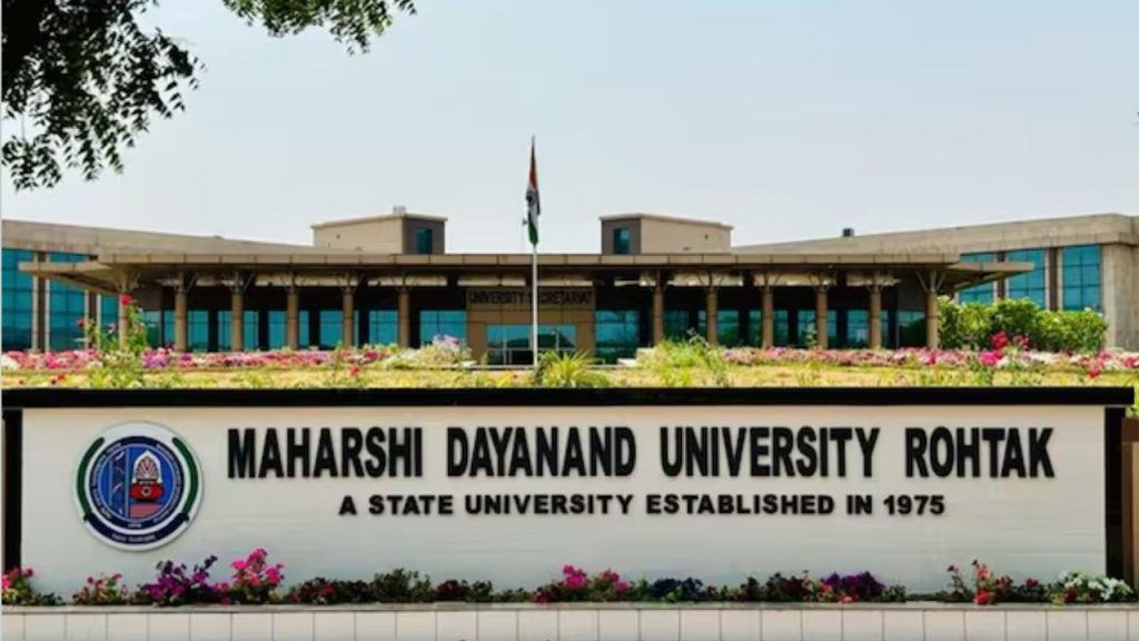 रोहतक के महार्षि दयानंद विश्वविद्यालय में महिला सफाईकर्मियों से...