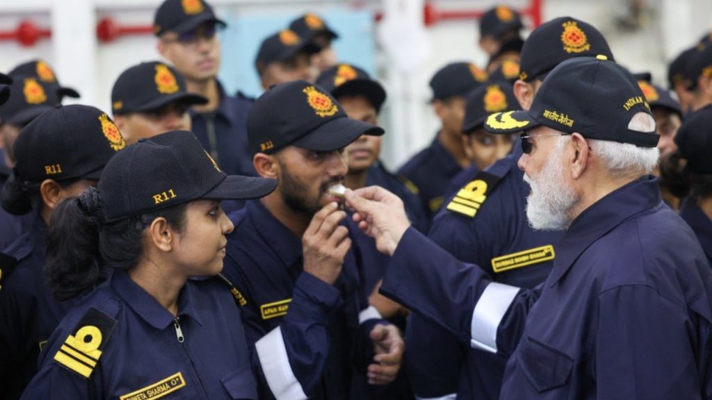 PM Modi celebrated Diwali with the Navy: प्रधानमंत्री नरेंद्र मोदी ने इस बार दिवाली भारतीय नौसेना...