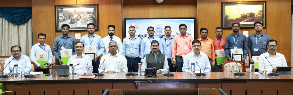 રેલવે વેગનનો સળિયો તૂટયોઃ કર્મચારીએ સમયસૂચકતાથી અકસ્માત થતાં બચાવ્યો