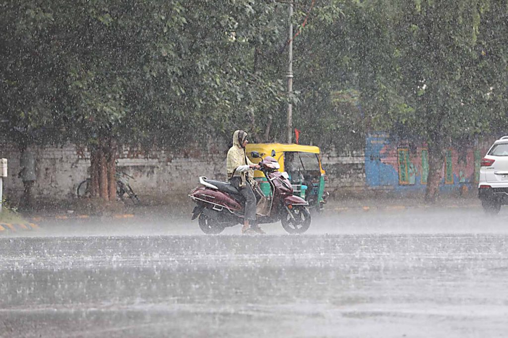 દક્ષિણ ગુજરાતમાં ભારે વરસાદઃ દિવાળીનો તહેવાર પણ મેઘરાજા બગાડે તેવી આગાહી