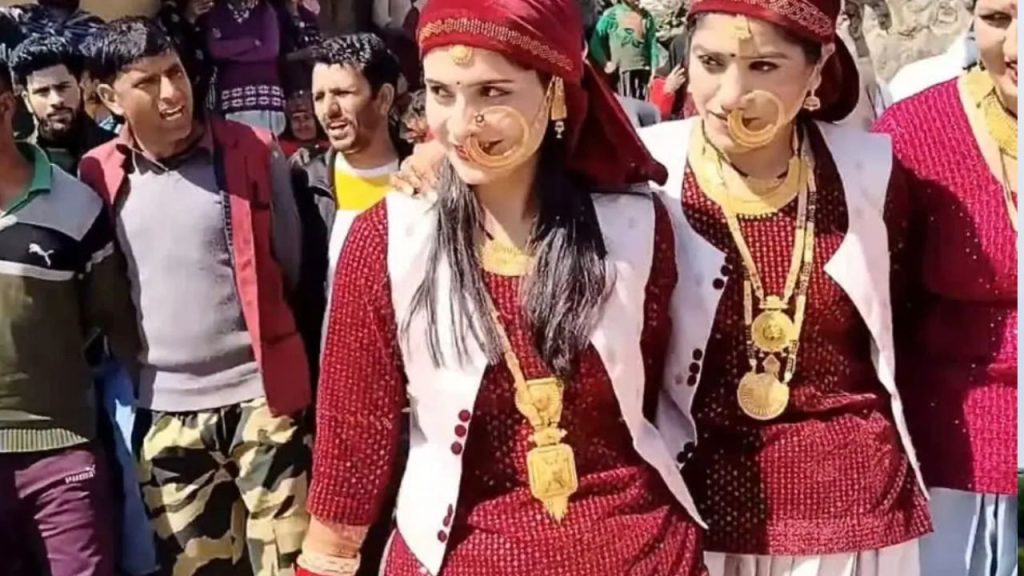 ઉત્તરાખંડના જૌનસર-બાબર ક્ષેત્રના બે ગામો કંડાર અને ઇદ્રોલીએ લગ્ન અને… उत्तराखंड के जौनसार-बाबर क्षेत्र के दो गांवों कंदाड़ और इद्रोली ने शादी और...