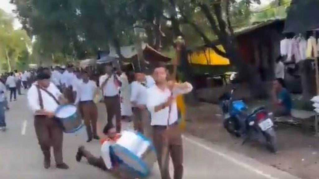 इस घटना के वीडियो में साफ दिखाई दे रहा है कि अंकित सिंह पथ संचलन के दौरान...