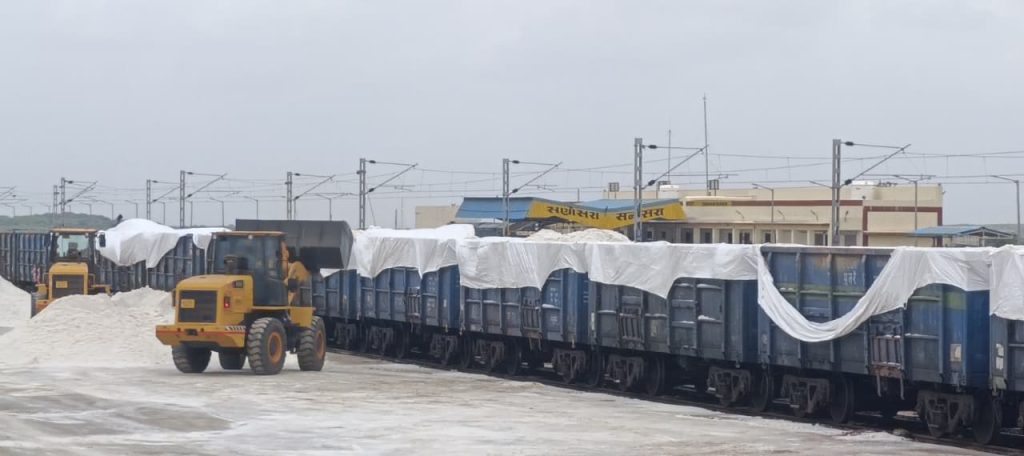 ગુજરાતના ખારાઘોડાથી અનંતનાગ મીઠાની રેલ રેક લગભગ 2,000 કિમીનો અંતર કાપીને...