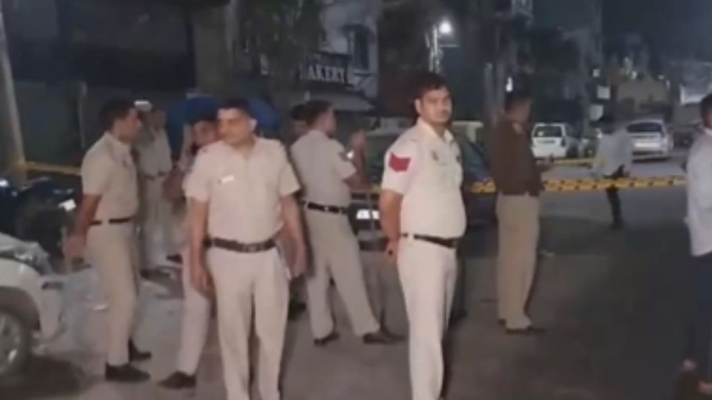 दिल्ली के सीलमपुर में कुख्यात शार्पशूटर मिसबाह की कार में सवार रहते हुए...