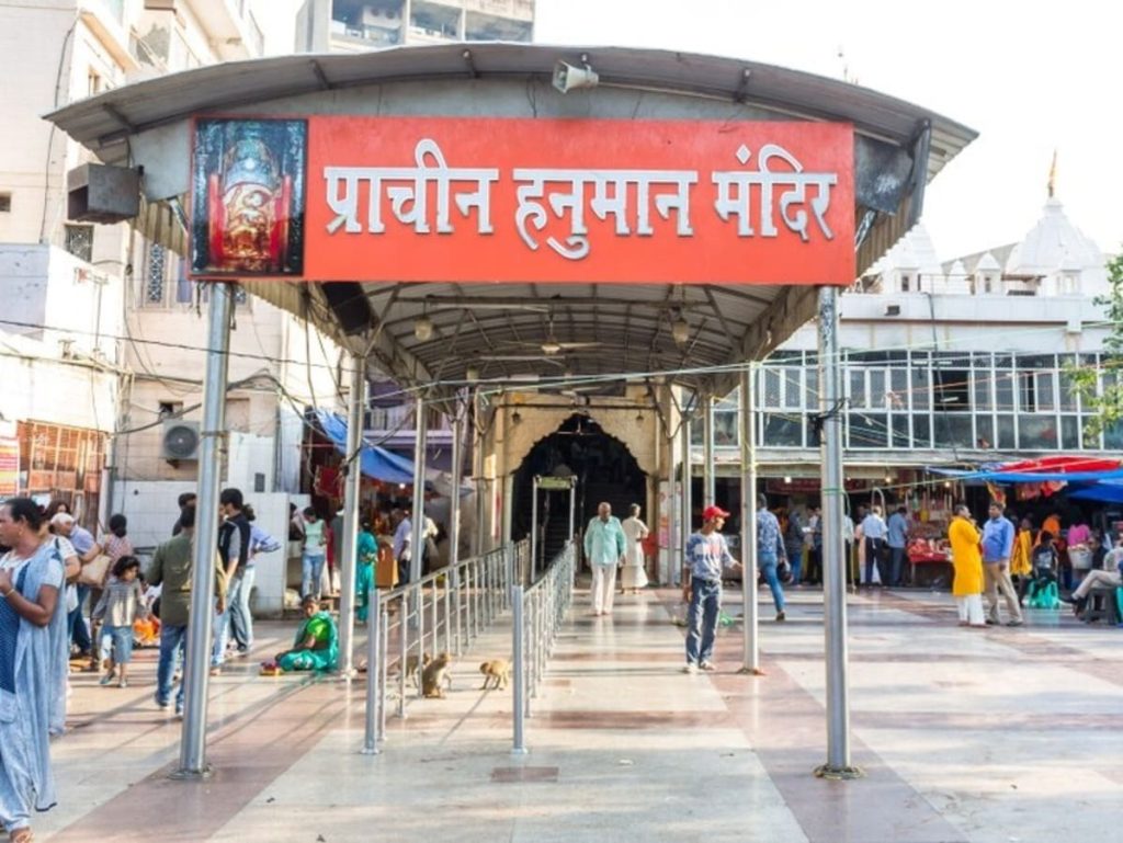 हिंदू धर्म: मंदिर में नंगे पांव ही क्यों जाना चाहिए? जानिए इसके पीछे का...