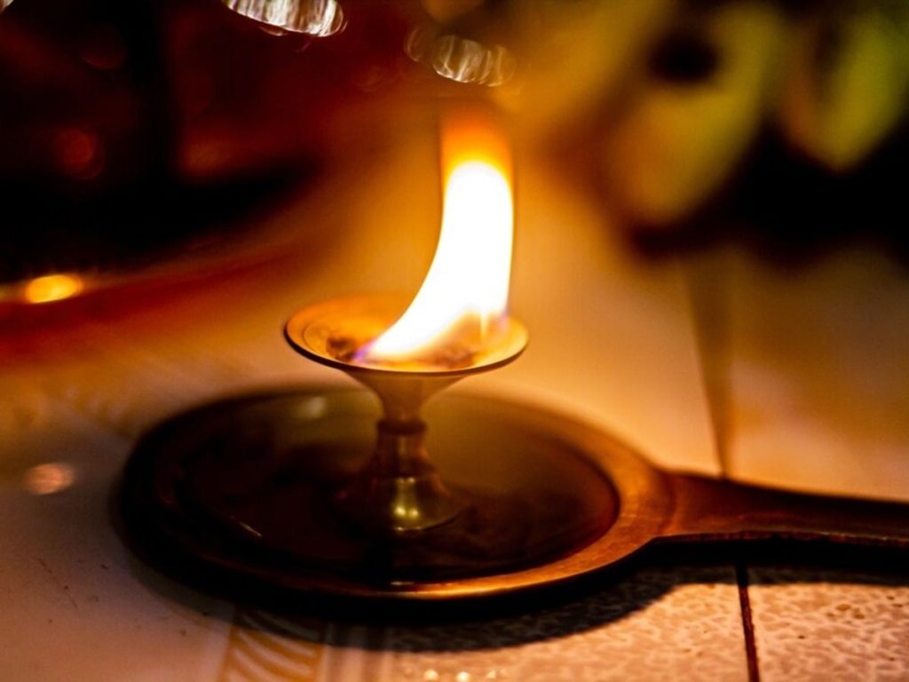 घर में वास्तु दोष से बढ़ गया है कलह-क्लेश, कपूर का उपाय दिलाएगा...