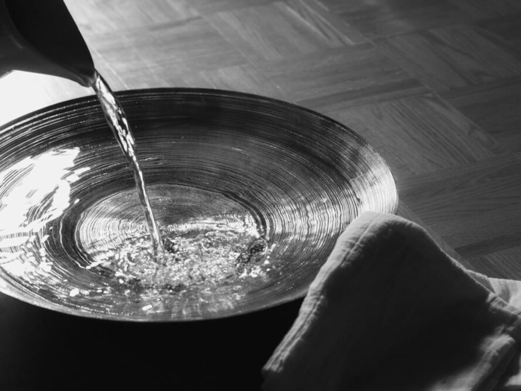 वास्तु शास्त्र: घर से वास्तु दोष और नेगेटिविटी दूर करेगा गंगाजल का ये सटीक...