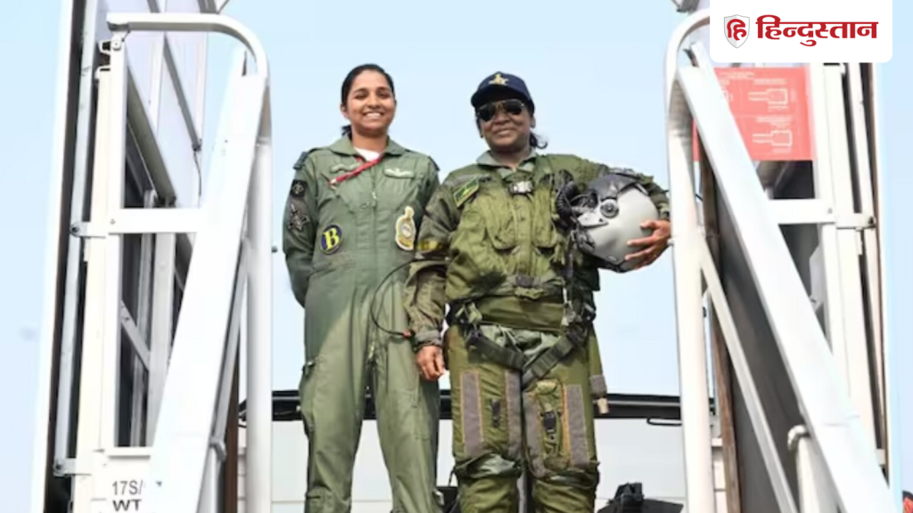 राष्ट्रपति द्रौपदी मुर्मू के साथ स्क्वाड्रन लीडर शिवांगी सिंह, इस मुस्कान को देख रो रहा होगा...