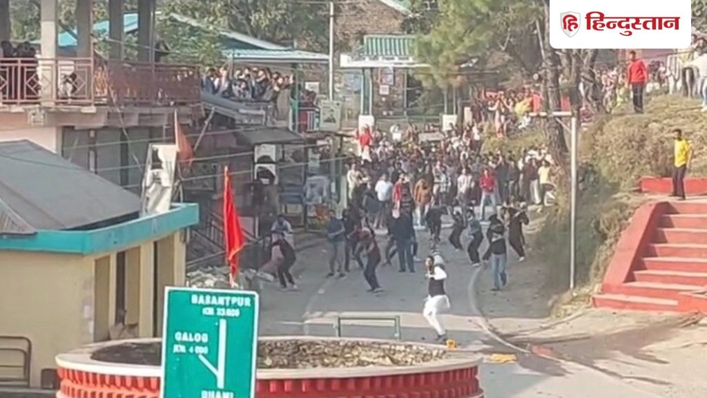 40 મિનિટ સુધી એકબીજા પર પથ્થરમારો થયો, શિમલાના ધામીમાં ભદ્રકાળીનું તિલક લોહીથી… एक दूसरे पर 40 मिनट बरसाए पत्थर, शिमला के धामी में खून से भद्रकाली का तिलक-...